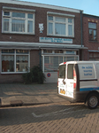820986 Gezicht op de voorgevel van het pand Hoogravenseweg 21 ( De echte warme bakker W.A. Bleij) te Utrecht; rechts de ...